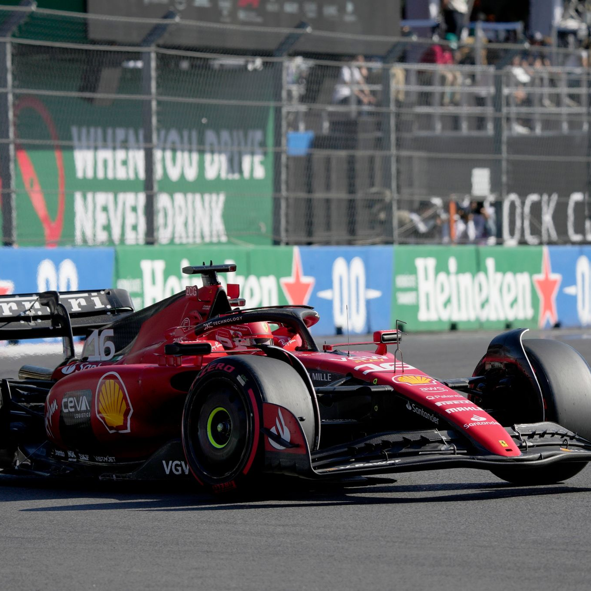 Der Ferrari-Pilot Charles Leclerc aus Monaco fährt um die Pole-Position. - Foto: Fernando Llano/AP