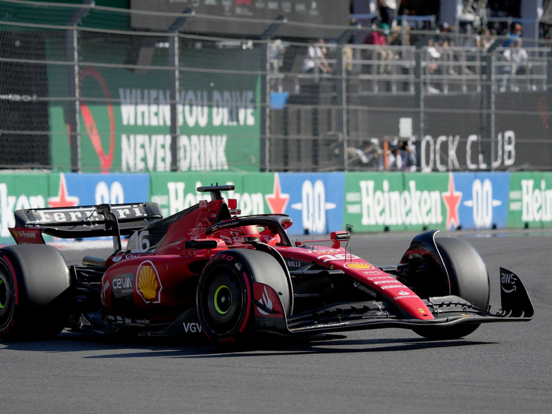 Der Ferrari-Pilot Charles Leclerc aus Monaco fährt um die Pole-Position. - Foto: Fernando Llano/AP