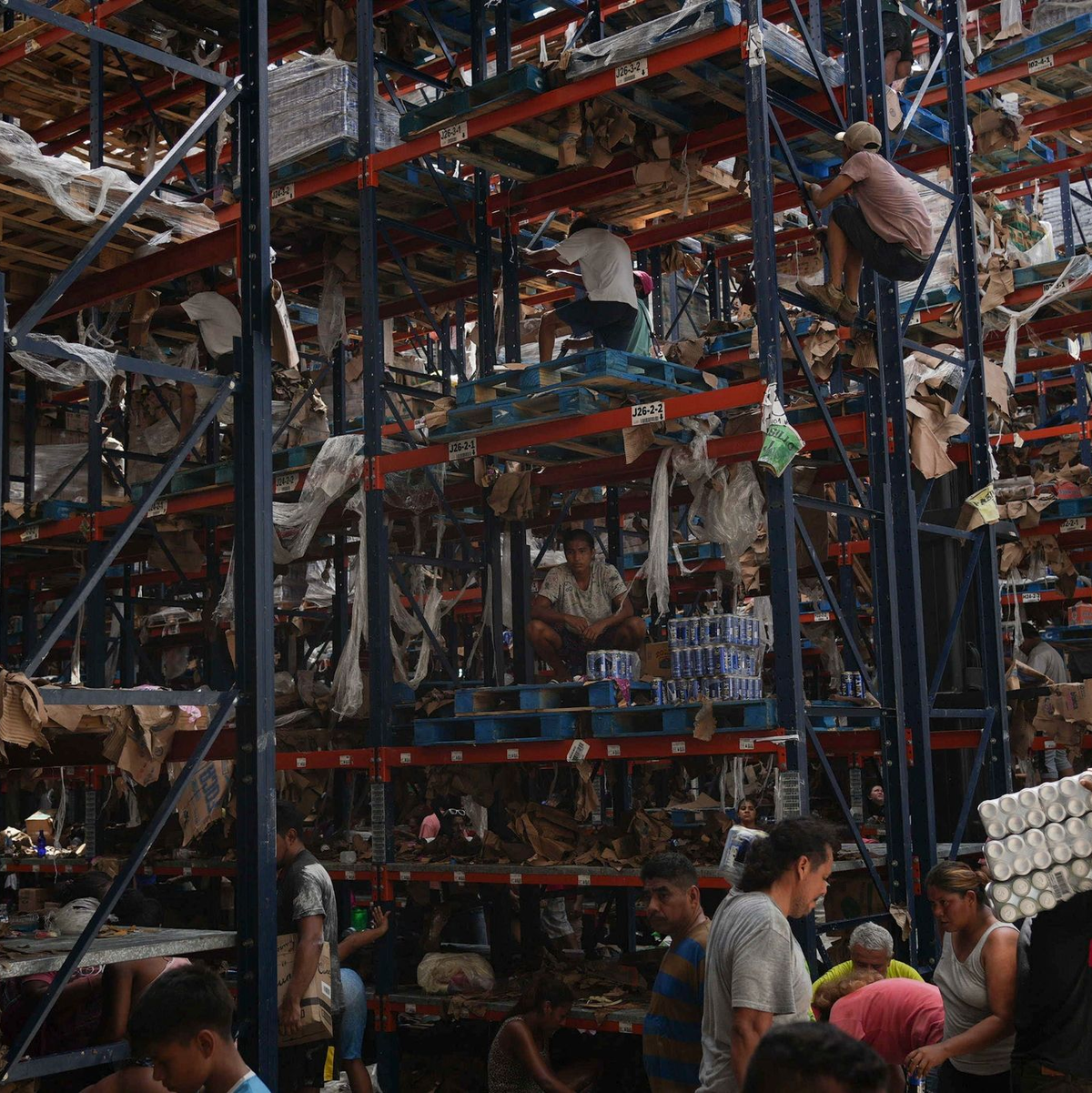 Menschen nehmen nach Hurrikan «Otis» Gegenstände aus einem Geschäft mit. - Foto: Felix Marquez/AP