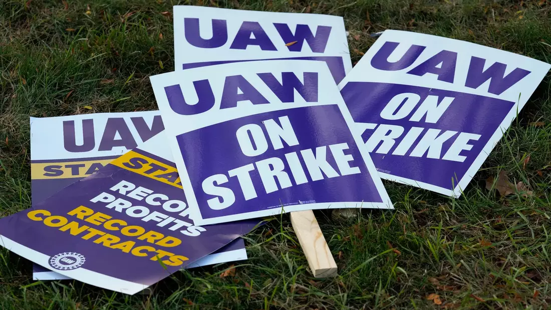 United-Auto-Workers-Schilder für einen Streik liegen im Gras. - Bild: Paul Sancya/AP/dpa