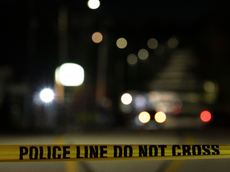 Polizisten untersuchen hinter dem Absperrband weiterhin den Tatort. - Foto: Matt Rourke/AP/dpa