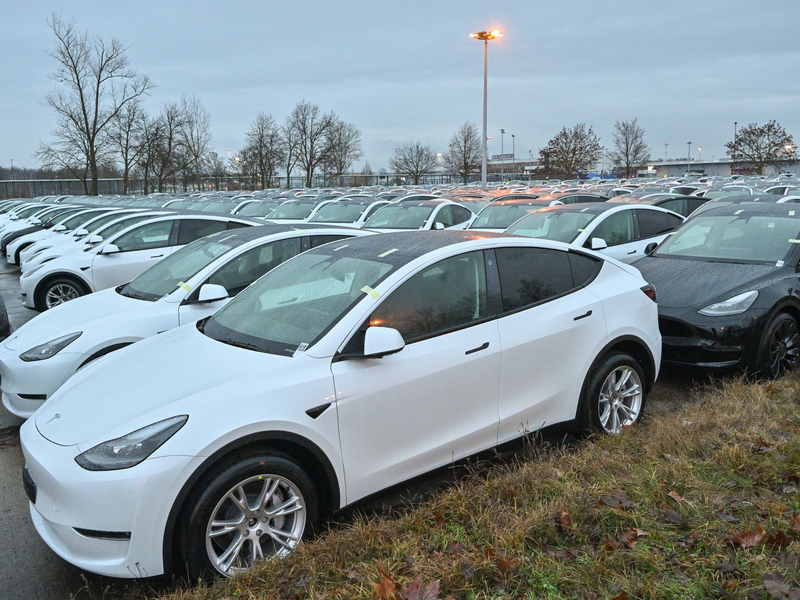 Neue Elektrofahrzeuge vom Typ Model Y stehen am frühen Morgen auf einem Parkplatz am Terminal 5 des Hauptstadtflughafen Berlin-Brandenburg. - Foto: Patrick Pleul/dpa