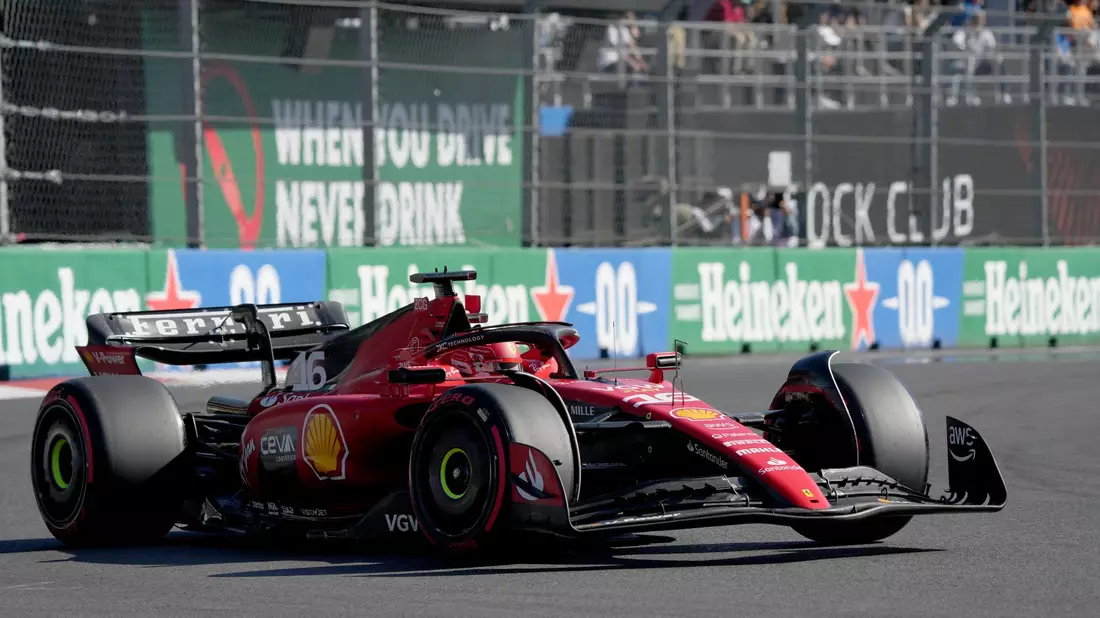 Startet in Mexiko von der Pole: Charles Leclerc. - Bild: Fernando Llano/AP