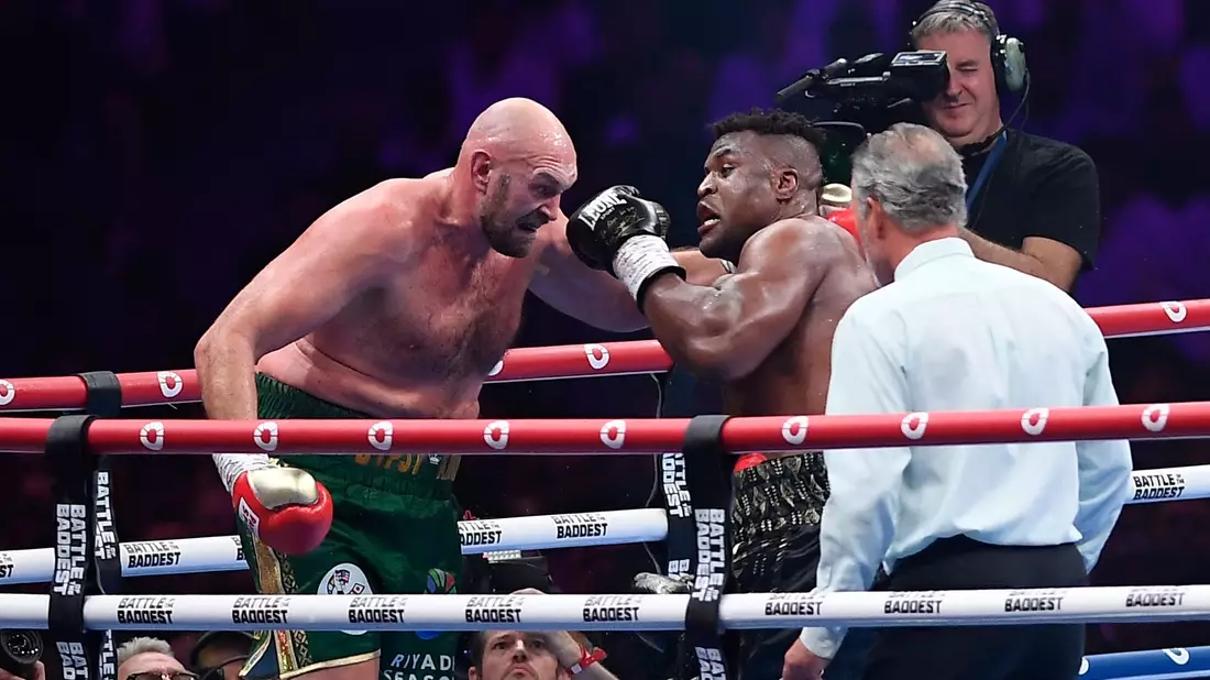 Tyson Fury (l) hatte gegen Francis Ngannou Mühe. - Bild: Yazeed Aldhawaihi/AP