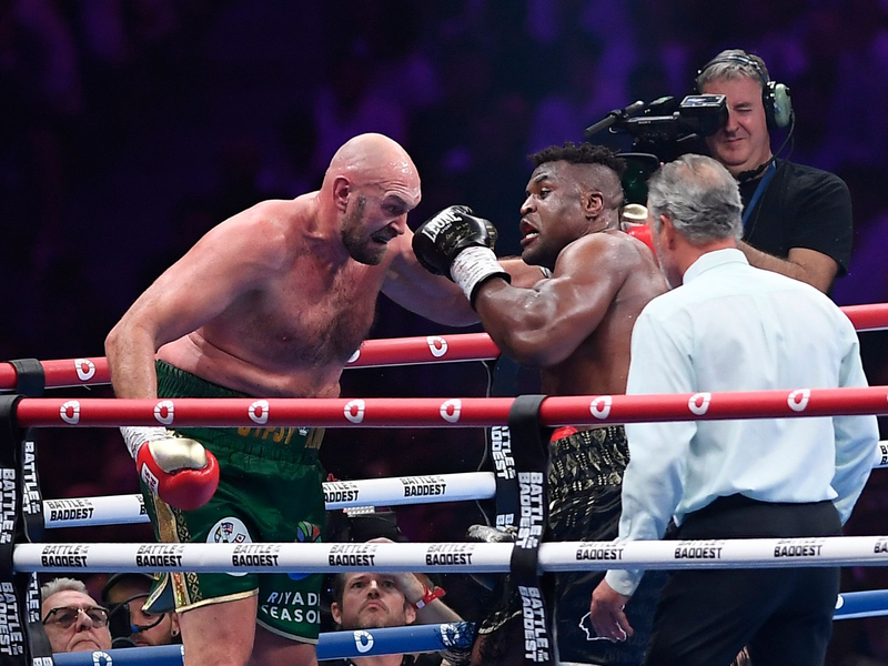 Tyson Fury (l) hatte gegen Francis Ngannou Mühe. - Foto: Yazeed Aldhawaihi/AP