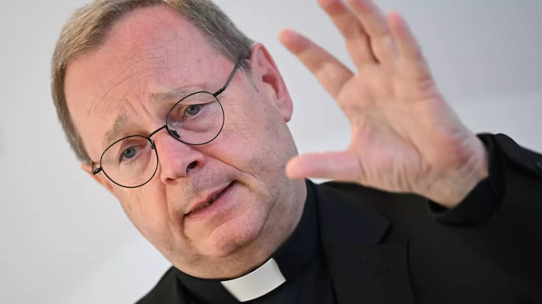 «Das Vertrauen, vor allem in die katholische Kirche, ist enorm gesunken»: Bischof Georg Bätzing. - Bild: Arne Dedert/dpa