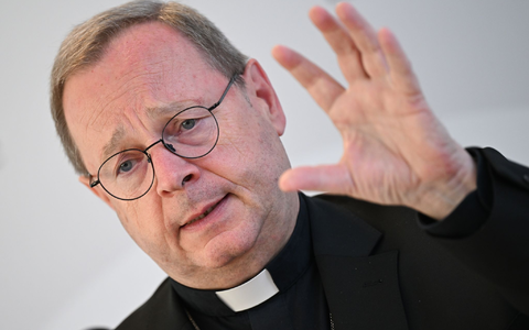 Lobt die Ehrlichkeit der zu Ende gegangenen Weltsynode: Bschof Beorg Bätzing. - Foto: Arne Dedert/dpa