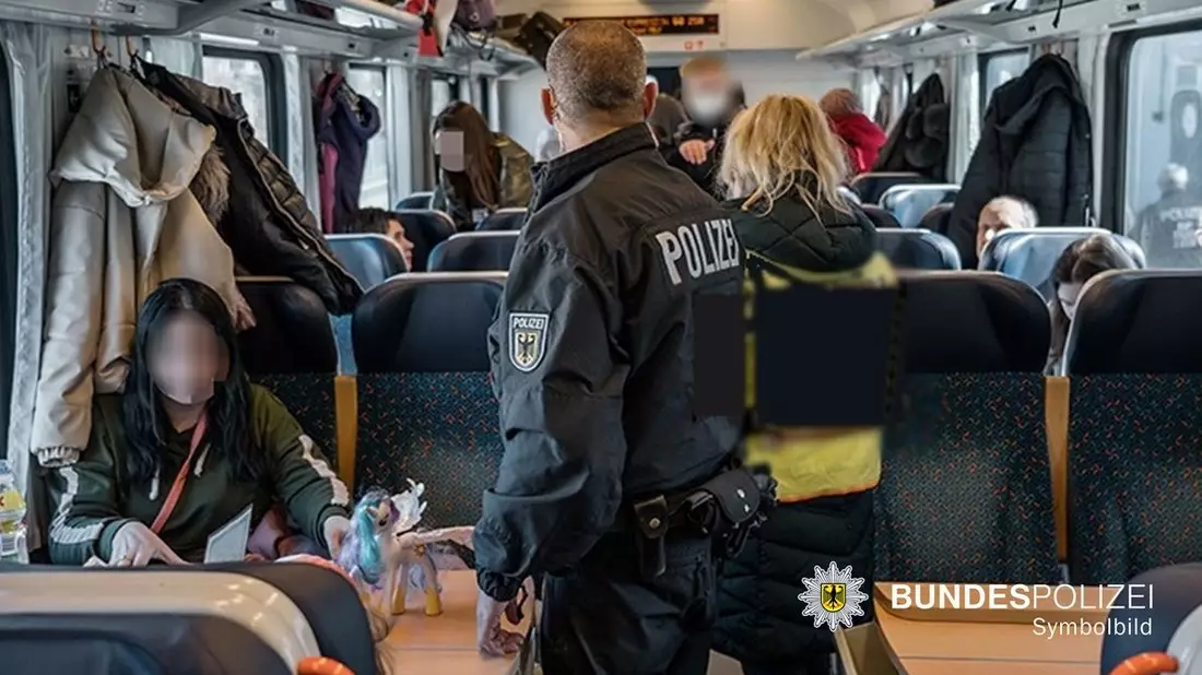 Bundespolizeidirektion München: 16 unerlaubt Eingereiste in München aufgegriffen / Großaufgriff von elf Personen in Regionalzug - Bild: presseportal.de