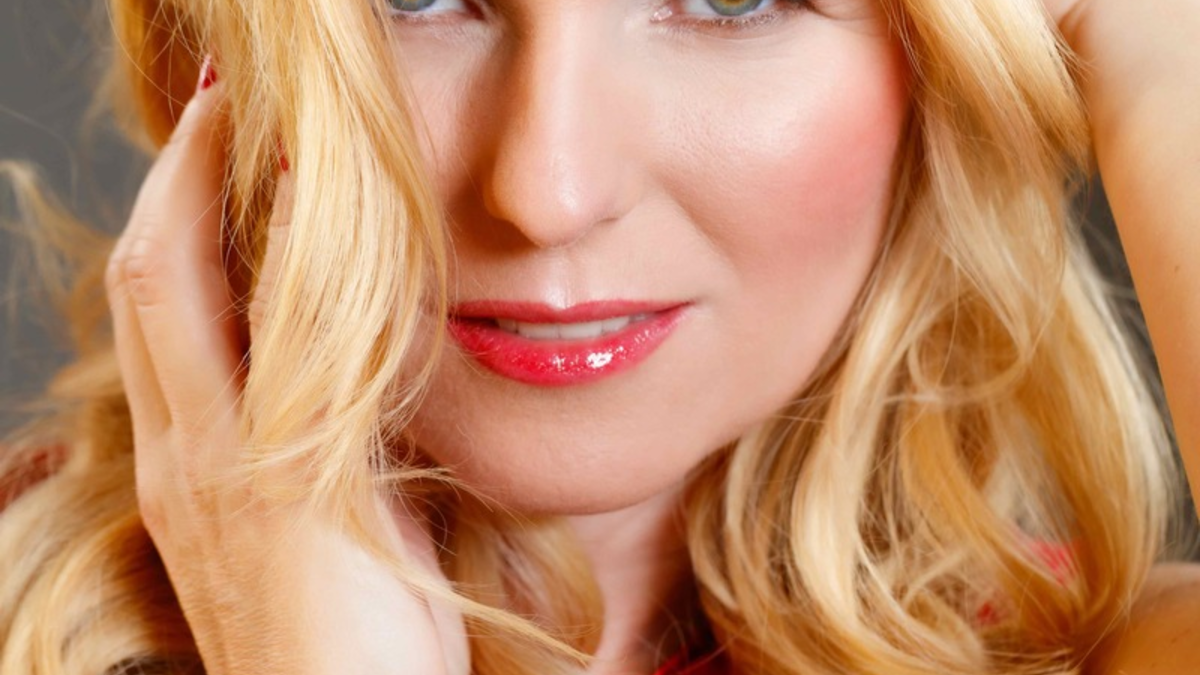 Sie ist die Powerfrau in ihrer Musikwelt: Nadine Sieben, Schlagersängerin, Kindermusikerin, Musikschulleitern. Und sie will für Deutschland beim ESC antreten - Foto: presseportal.de