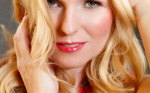 Sie ist die Powerfrau in ihrer Musikwelt: Nadine Sieben, Schlagersängerin, Kindermusikerin, Musikschulleitern. Und sie will für Deutschland beim ESC antreten - Foto: presseportal.de Sie ist die Powerfrau in ihrer Musikwelt: Nadine Sieben, Schlagersängerin, Kindermusikerin, Musikschulleitern. Und sie will für Deutschland beim ESC antreten - Foto: presseportal.de