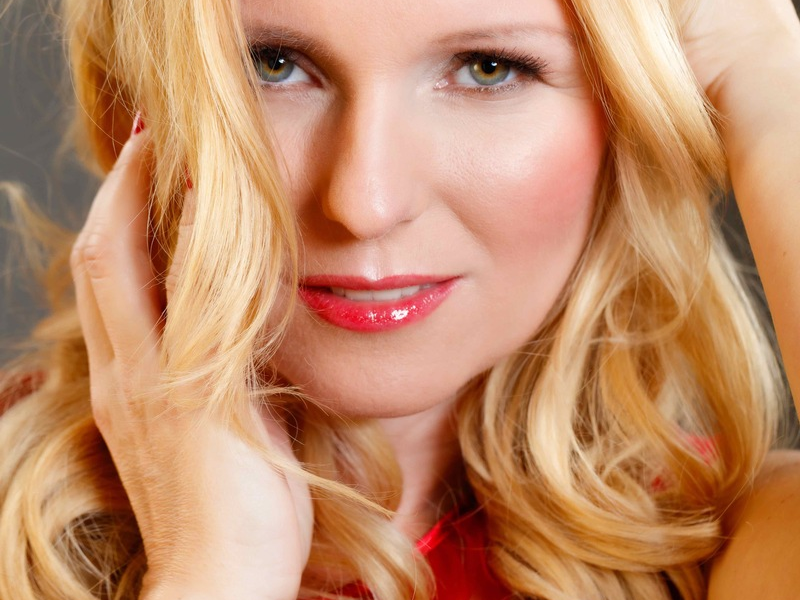 Sie ist die Powerfrau in ihrer Musikwelt: Nadine Sieben, Schlagersängerin, Kindermusikerin, Musikschulleitern. Und sie will für Deutschland beim ESC antreten - Foto: presseportal.de