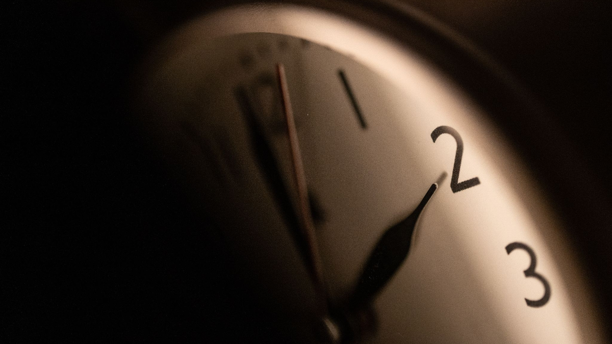 In der Nacht vom 30. auf den 31. März werden die Uhren von 2 Uhr auf 3 Uhr nach vorne gedreht. Abends bleibt es dann länger hell. - Foto: Marijan Murat/dpa