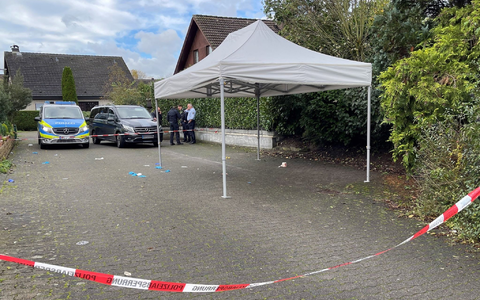 Die Polizei am Tatort: In einer Bielefelder Wohnsiedlung ist eine 21-Jährige Opfer eines Tötungsdeliktes geworden. - Foto: Christian Müller/Westfalennews/dpa