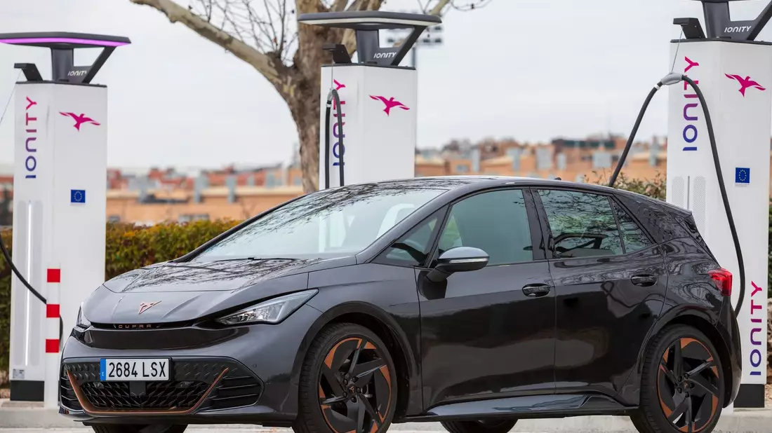 Bisher bietet die spanische VW-Tochter Elektro-Autos ausschließlich unter der 2018 aufgelegten Tochtermarke Cupra an - preislich liegt die deutlich über Seat. - Bild: Alex Blanco/Cupra/dpa-tmn
