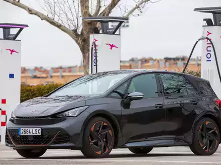 Bisher bietet die spanische VW-Tochter Elektro-Autos ausschließlich unter der 2018 aufgelegten Tochtermarke Cupra an - preislich liegt die deutlich über Seat. - Foto: Alex Blanco/Cupra/dpa-tmn