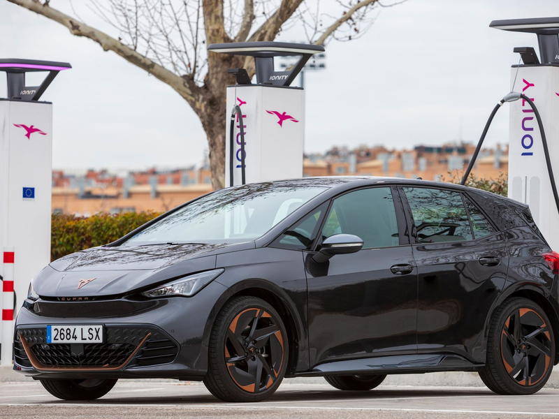 Bisher bietet die spanische VW-Tochter Elektro-Autos ausschließlich unter der 2018 aufgelegten Tochtermarke Cupra an - preislich liegt die deutlich über Seat. - Foto: Alex Blanco/Cupra/dpa-tmn