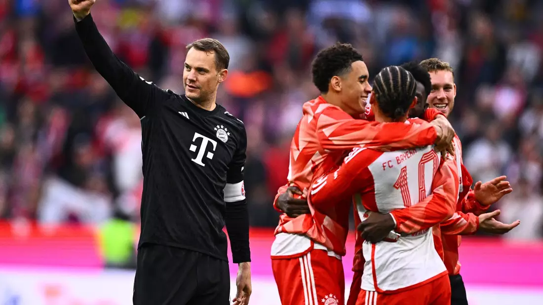 Bayern-Torwart Manuel Neuer feierte bei seinem Comeback einen Kantersieg. - Bild: Tom Weller/dpa