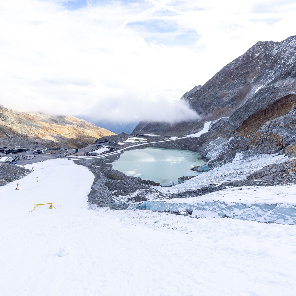 Der Ski-Weltcup-Auftakt in Sölden ist wegen starken Windes abgebrochen worden. - Foto: Expa/Johann Groder/APA/dpa