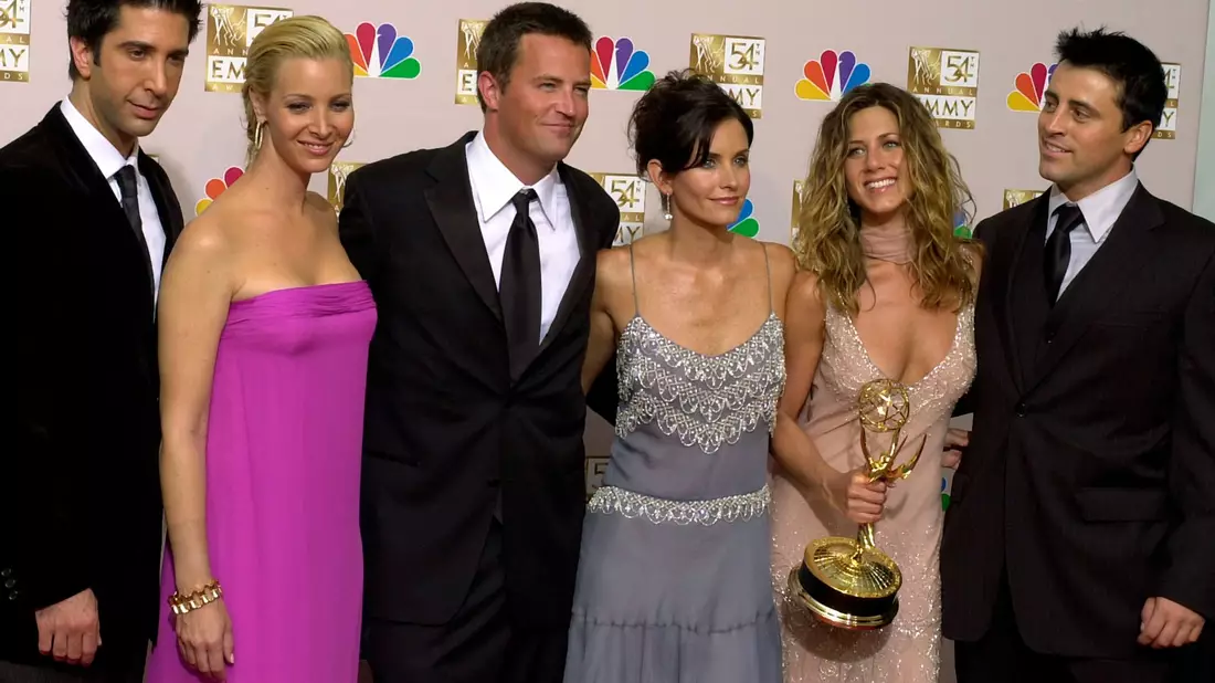 Die Friends»-Stars David Schwimmer (l-r), Lisa Kudrow, Matthew Perry, Courteney Cox, Jennifer Aniston und Matt LeBlanc bei den 54. Primetime Emmy Awards in Los Angeles (2002). - Bild: Reed Saxon/AP/dpa