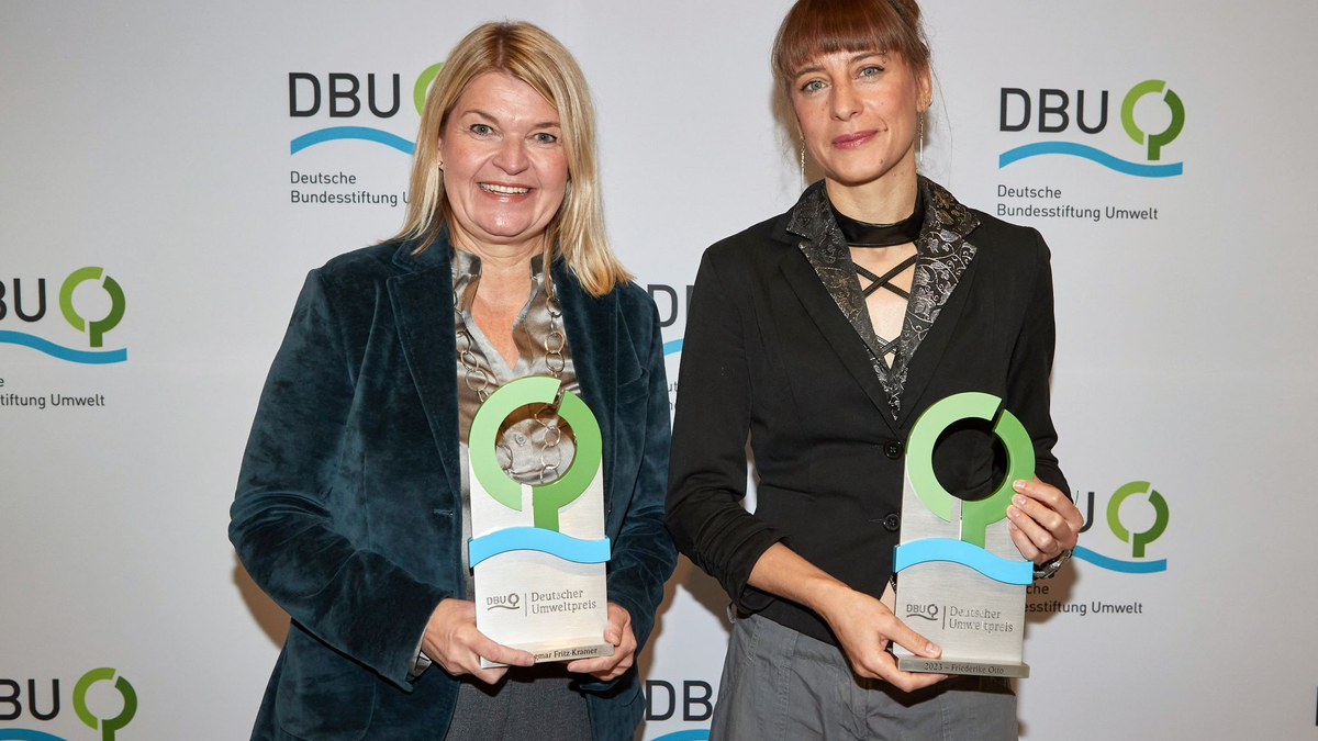 Die Preisträgerinnen Dagmar Fritz-Kramer (l) und Friederike Otto bei der Preisverleihung in Lübeck. - Foto: Georg Wendt/dpa
