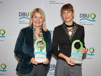Die Preisträgerinnen Dagmar Fritz-Kramer (l) und Friederike Otto bei der Preisverleihung in Lübeck. - Foto: Georg Wendt/dpa
