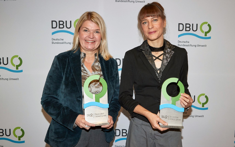 Die Preisträgerinnen Dagmar Fritz-Kramer (l) und Friederike Otto bei der Preisverleihung in Lübeck. - Foto: Georg Wendt/dpa