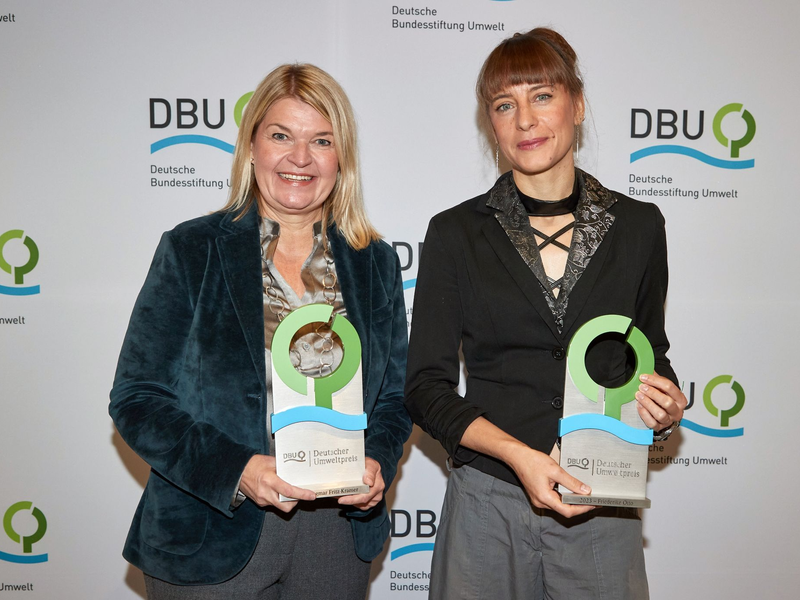 Die Preisträgerinnen Dagmar Fritz-Kramer (l) und Friederike Otto bei der Preisverleihung in Lübeck. - Foto: Georg Wendt/dpa