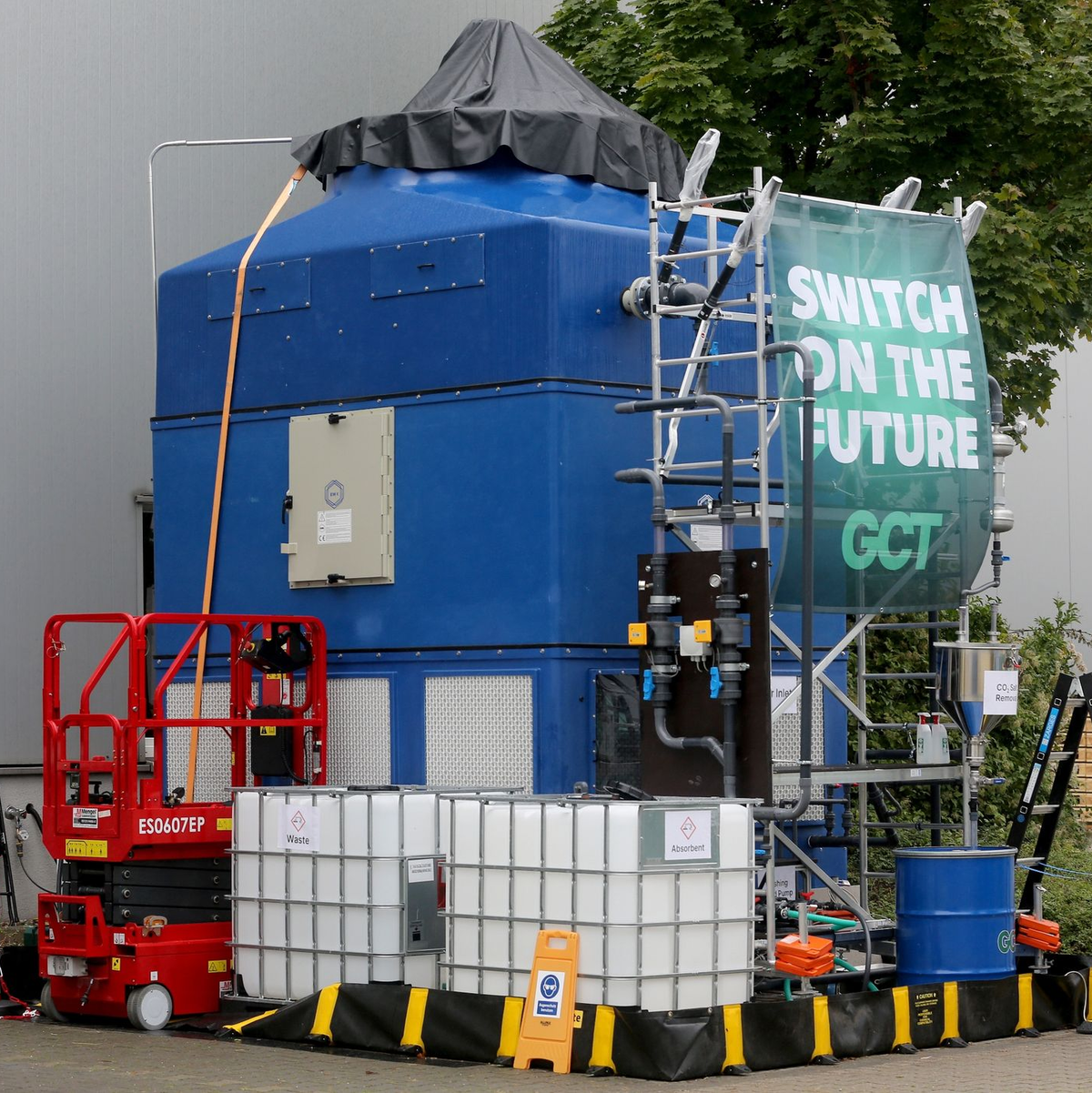Die sogenannte «Greenberry 2», eine etwa fünf Meter hohe Demonstrationsanlage, mit der das Treibhausgas Kohlendioxid aus der Luft abgeschieden werden kann, eine Art «CO2-Staubsauger». - Foto: Roland Weihrauch/dpa