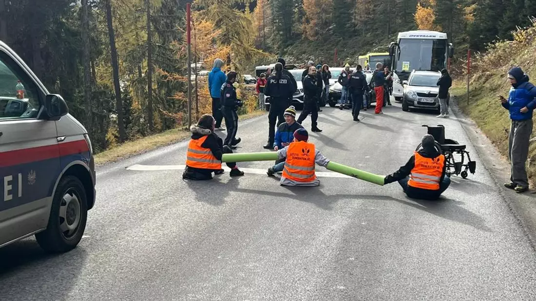 Klimaaktivisten haben die Hochgebirgsstraße hinauf zum Rettenbachferner blockiert. - Bild: Stringer/APA/dpa