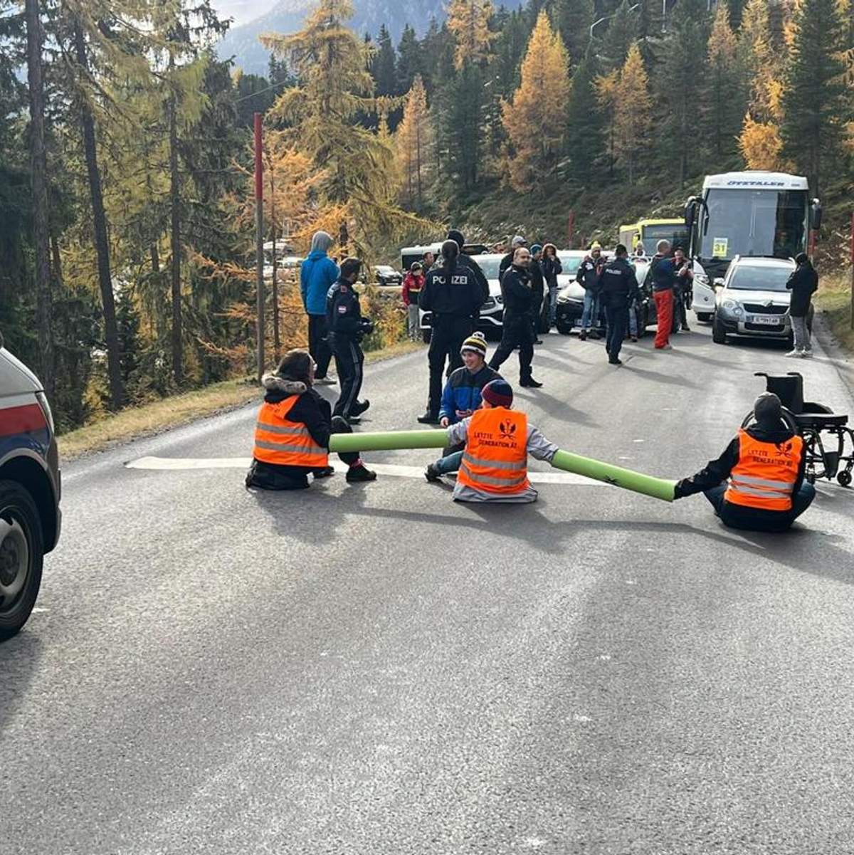 Klimaaktivisten haben die Hochgebirgsstraße hinauf zum Rettenbachferner blockiert. - Foto: Stringer/APA/dpa