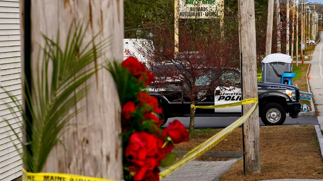 Ein Absperrband umgibt den Tatort in Lewiston. - Bild: Matt York/AP/dpa