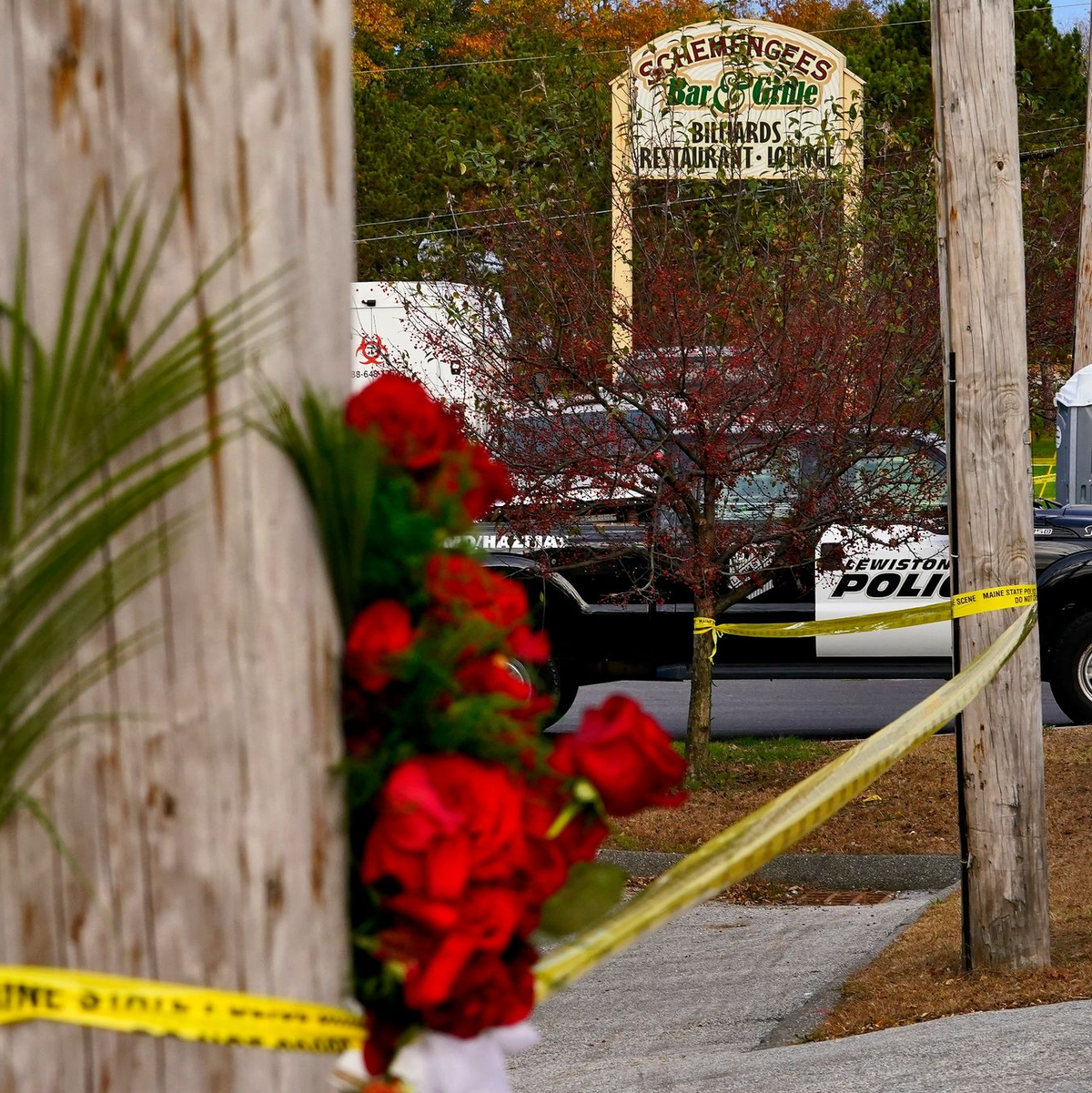 Ein Absperrband umgibt den Tatort in Lewiston. - Foto: Matt York/AP/dpa