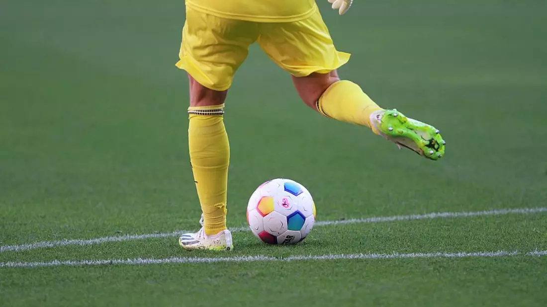 Fußballspieler mit Ball (Archiv) - Bild: über dts Nachrichtenagentur