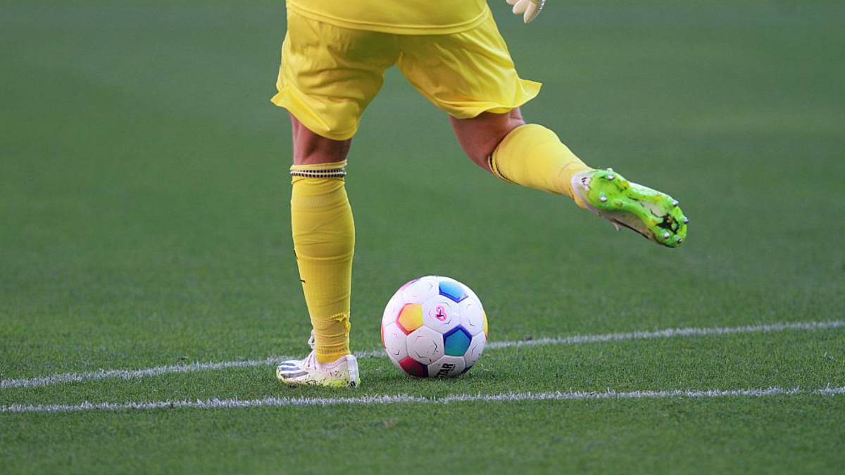 Fußballspieler mit Ball (Archiv) - Foto: über dts Nachrichtenagentur