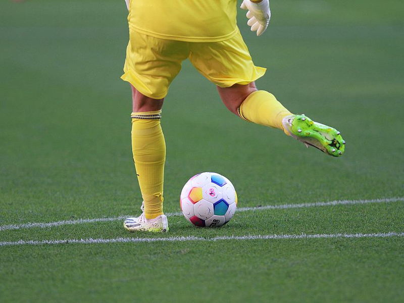Fußballspieler mit Ball (Archiv) - Foto: über dts Nachrichtenagentur