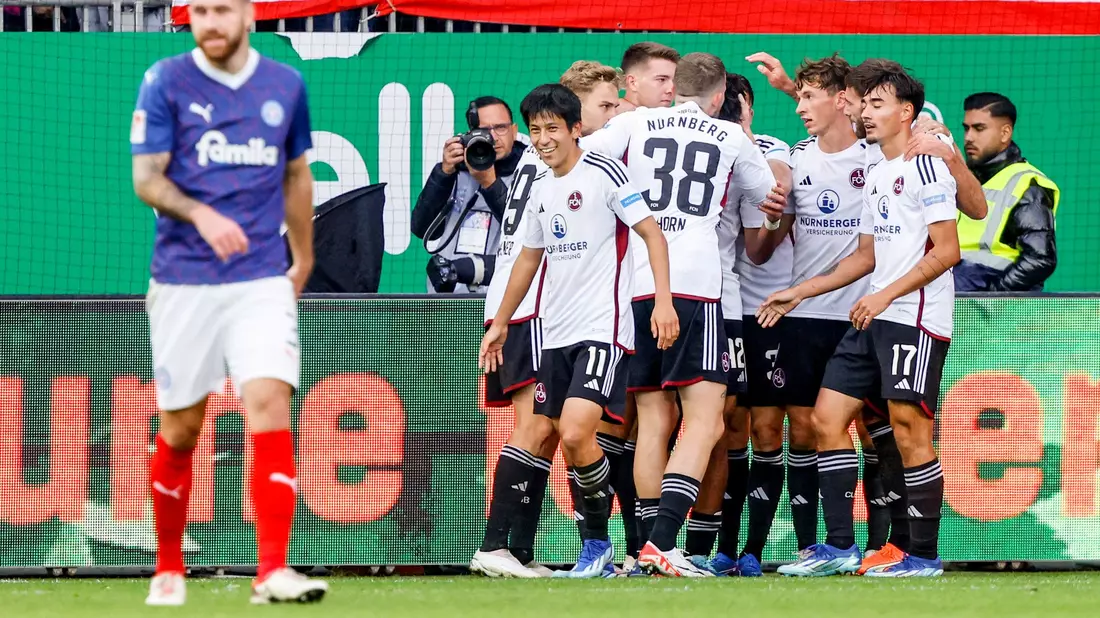Nürnbergs Spieler feiern den Treffer zum 2:0 beim Sieg in Kiel. - Bild: Axel Heimken/dpa