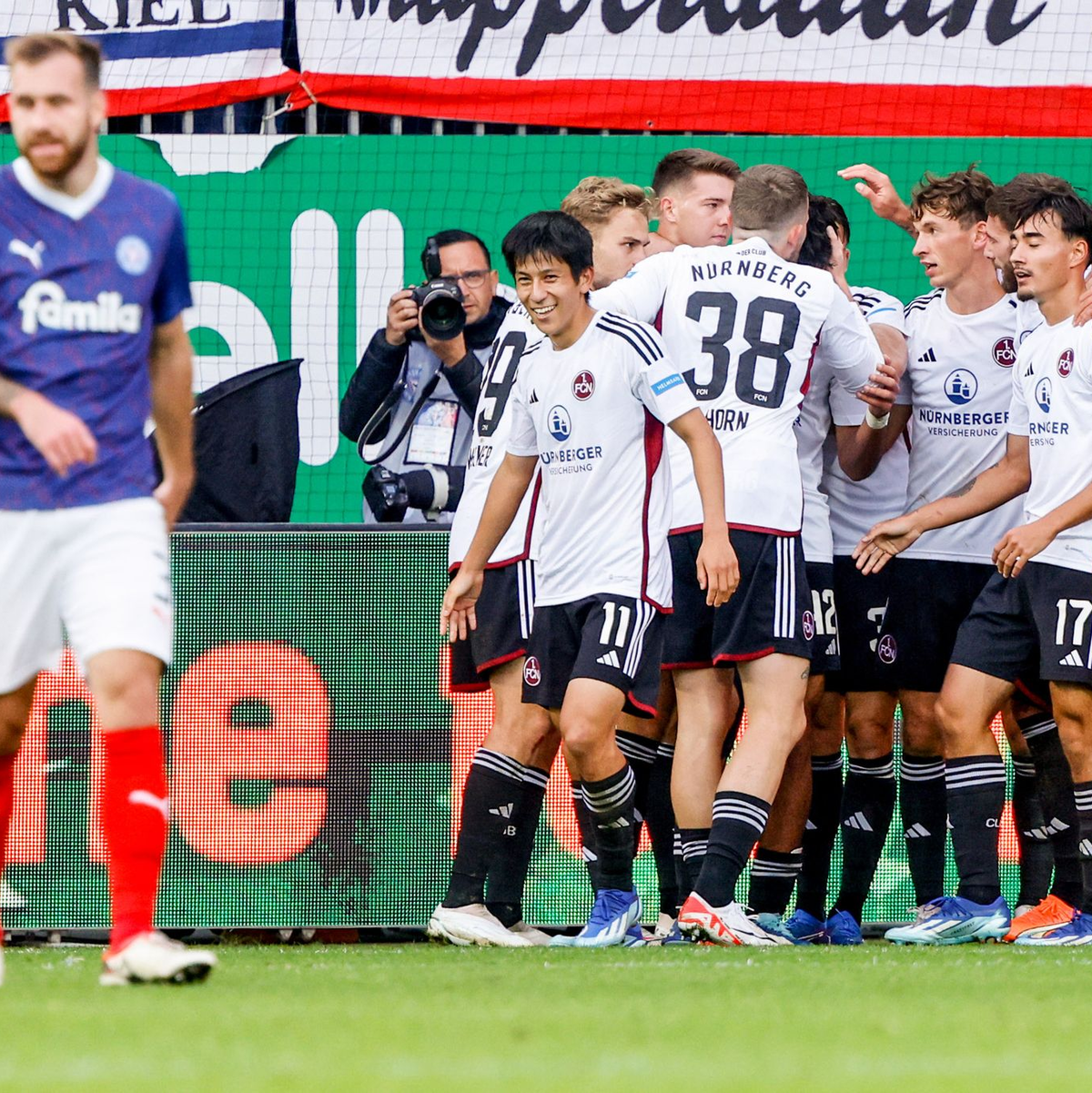 Nürnbergs Spieler feiern den Treffer zum 2:0 beim Sieg in Kiel. - Foto: Axel Heimken/dpa