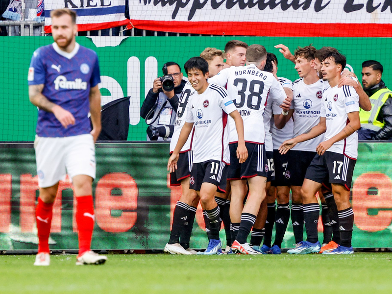 Nürnbergs Spieler feiern den Treffer zum 2:0 beim Sieg in Kiel. - Foto: Axel Heimken/dpa