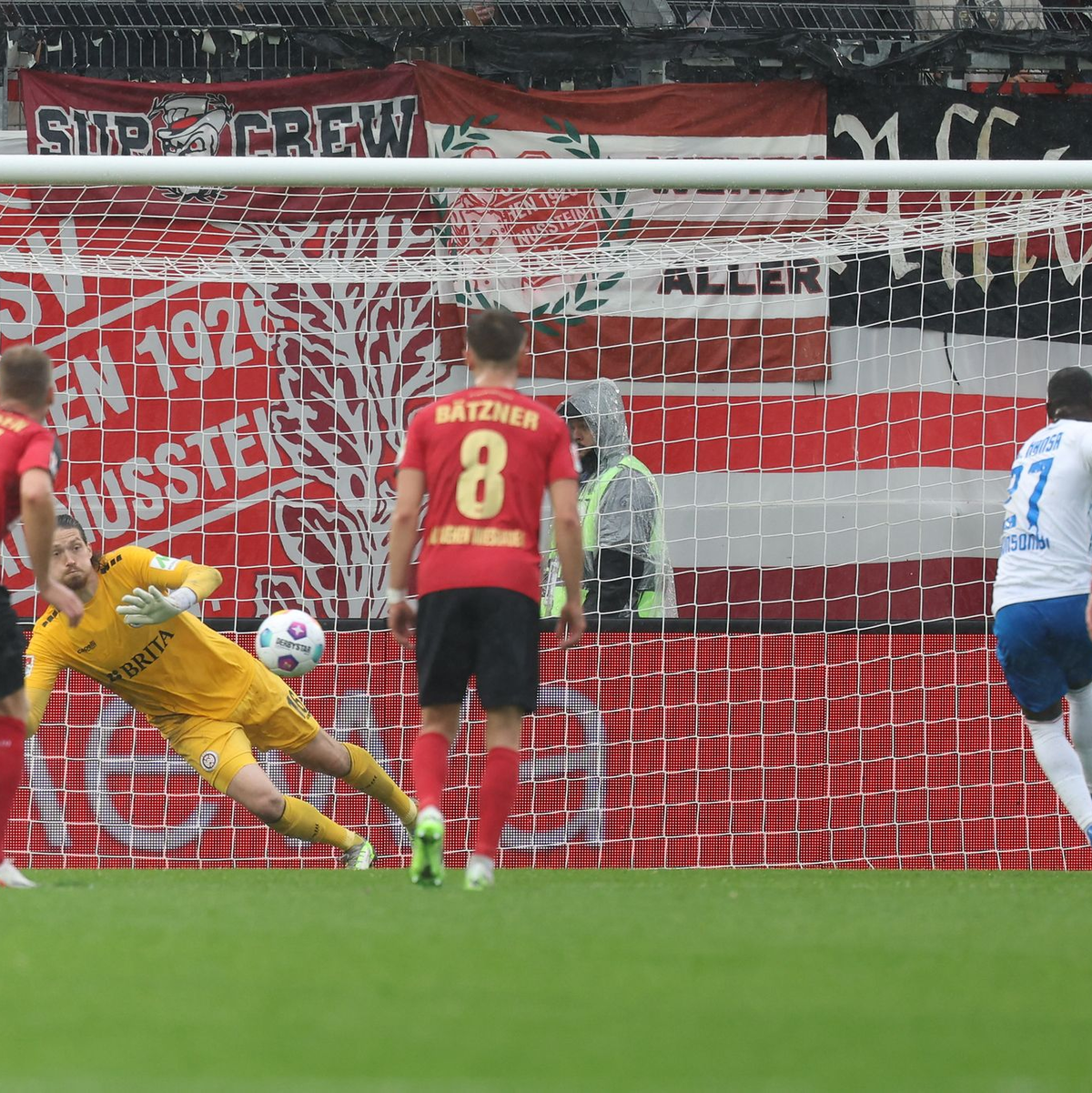 Torwart Florian Stritzel parierte beim Wiesbadener Sieg einen Elfmeter. - Foto: Jürgen Kessler/dpa
