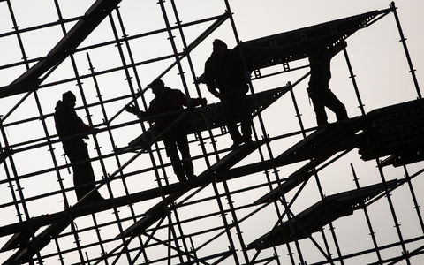 Gerüstbauer errichten ein Gerüst. Die hohe Teuerungsrate und die schwächere Konjunktur dürften die Schwarzarbeit in Deutschland spürbar anheizen. (Symbolbild) - Foto: Christian Charisius/dpa