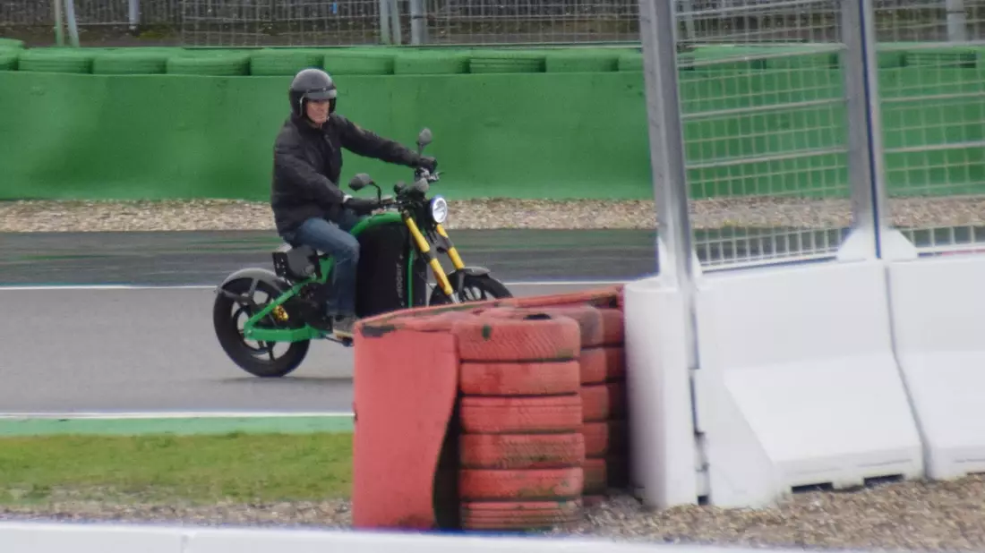 Schauspieler Hannes Jaenicke hat auf dem Hockenheimring ein superschnelles E-Bike ausprobiert. - Bild: Rene Priebe/-/dpa