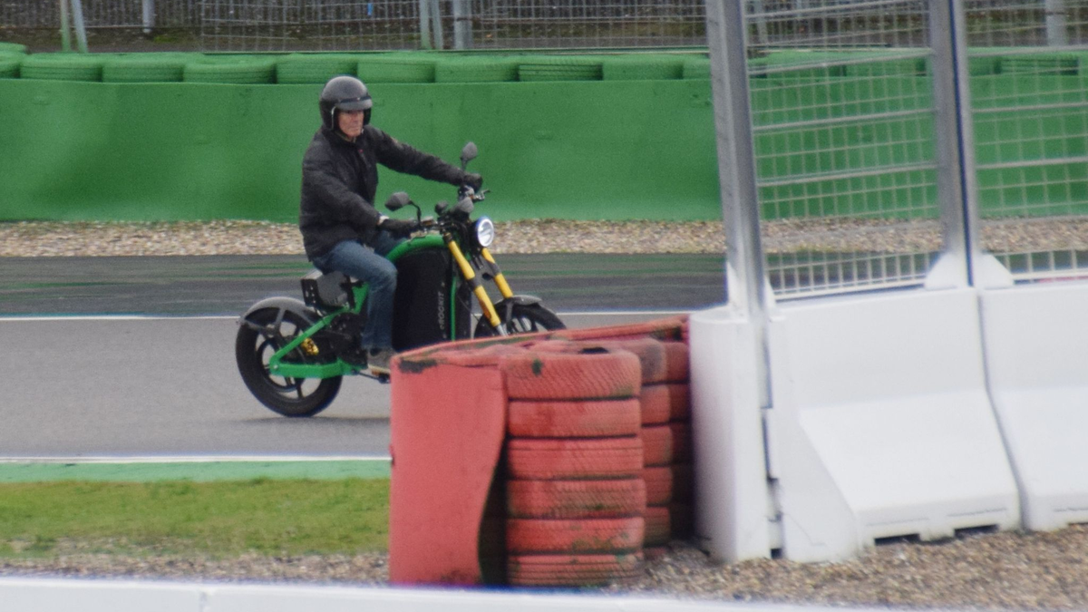 Schauspieler Hannes Jaenicke hat auf dem Hockenheimring ein superschnelles E-Bike ausprobiert. - Foto: Rene Priebe/-/dpa
