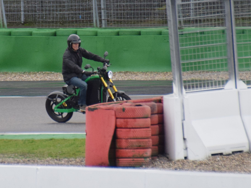 Schauspieler Hannes Jaenicke hat auf dem Hockenheimring ein superschnelles E-Bike ausprobiert. - Foto: Rene Priebe/-/dpa