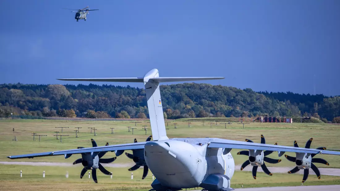 Die Bundesregierung flog bereits fast 1200 Mal mit der Bundeswehr. - Bild: Jens Büttner/dpa