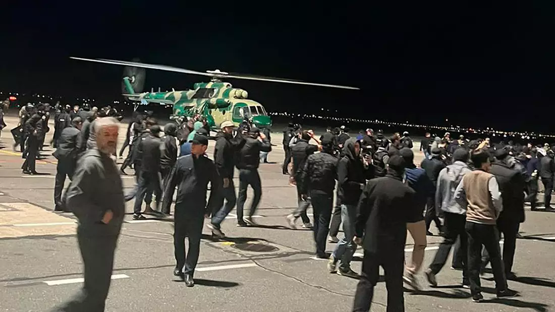 In Machatschkala sind zahlreiche Menschen auf das Flugfeld gelaufen, weil dort eine Maschine aus Tel Aviv gelandet war. - Bild: Uncredited/AP/dpa