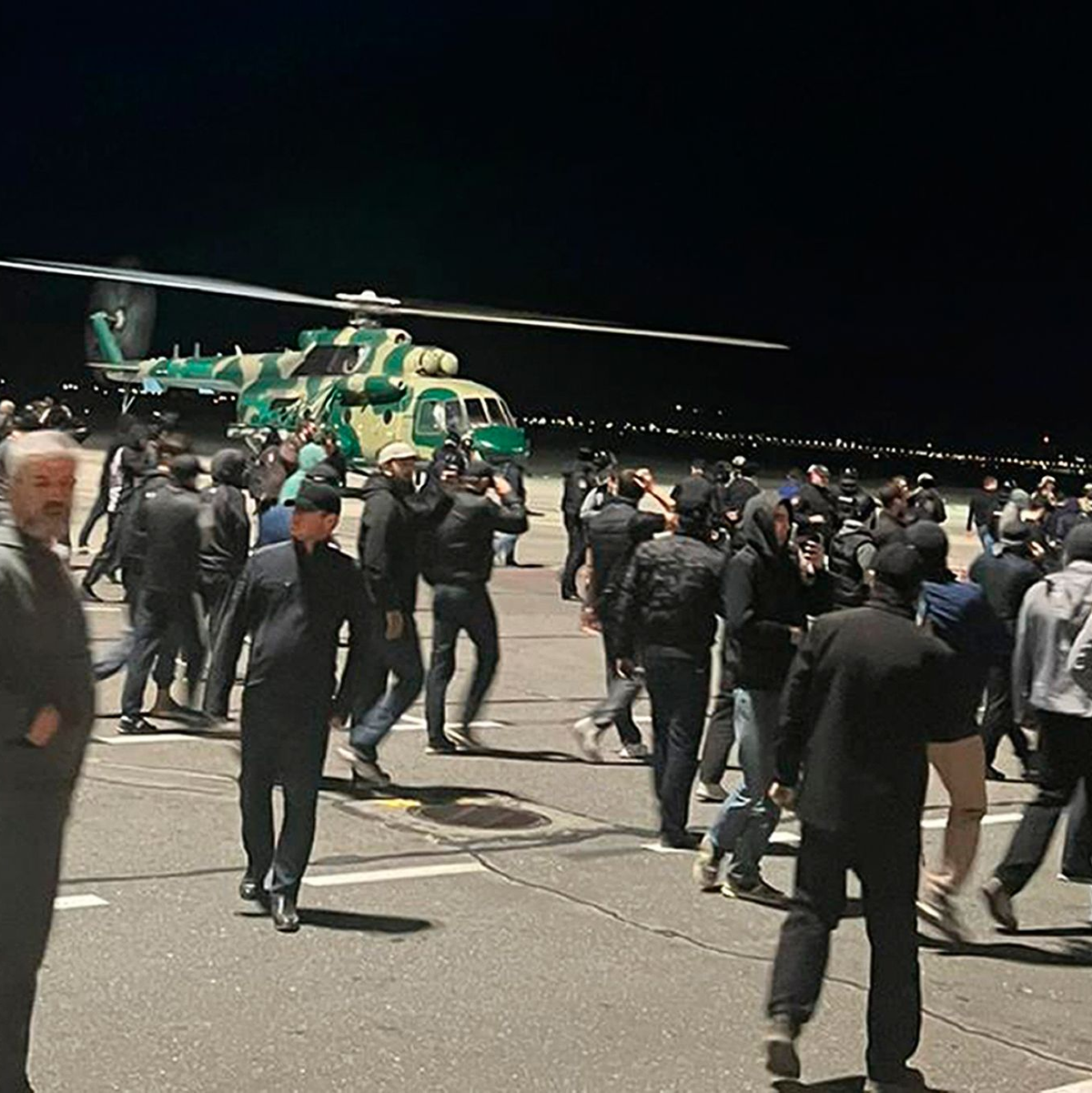 In Machatschkala sind zahlreiche Menschen auf das Flugfeld gelaufen, weil dort eine Maschine aus Tel Aviv gelandet war. - Foto: Uncredited/AP/dpa