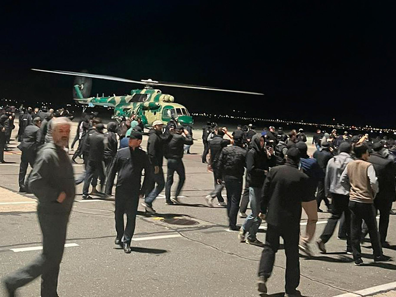In Machatschkala sind zahlreiche Menschen auf das Flugfeld gelaufen, weil dort eine Maschine aus Tel Aviv gelandet war. - Foto: Uncredited/AP/dpa