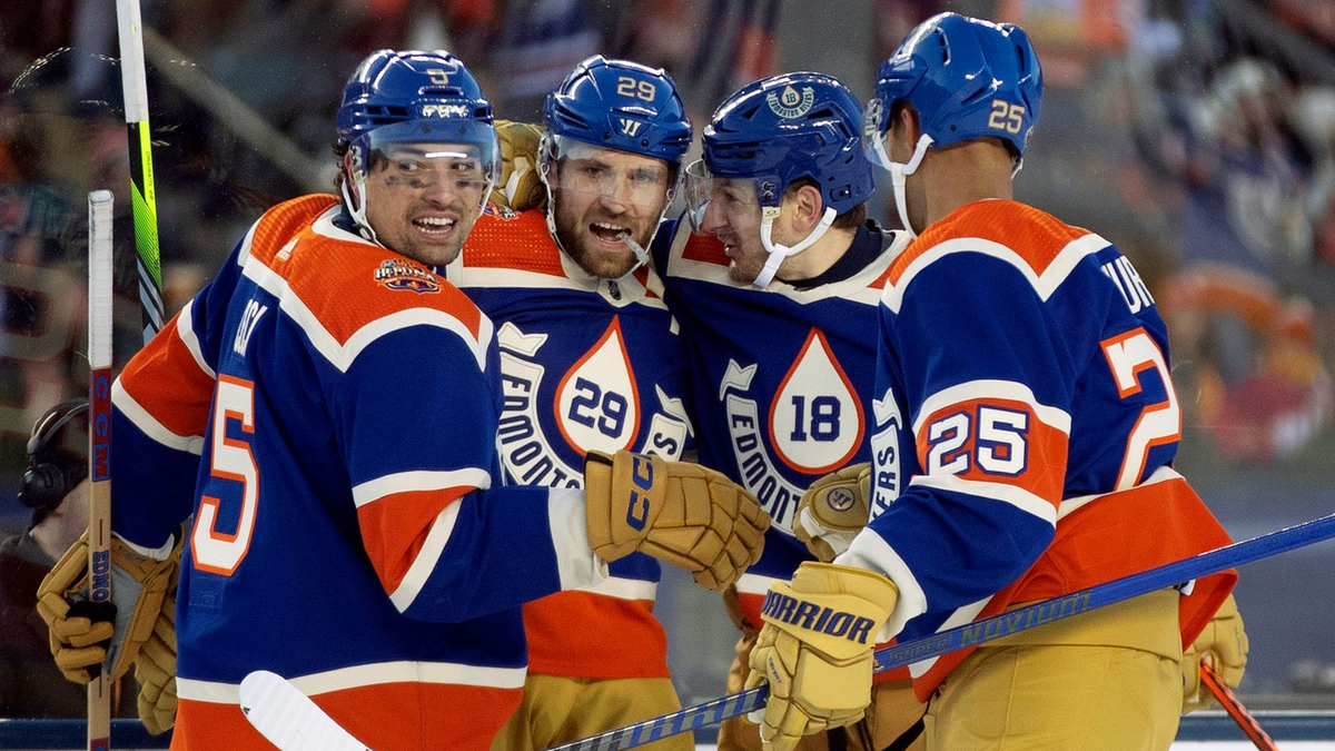 Cody Ceci (5), Leon Draisaitl (29), Zach Hyman (18) und Darnell Nurse (25) von den Edmonton Oilers feiern das Tor von Hyman. - Foto: Jason Franson/The Canadian Press/AP/dpa