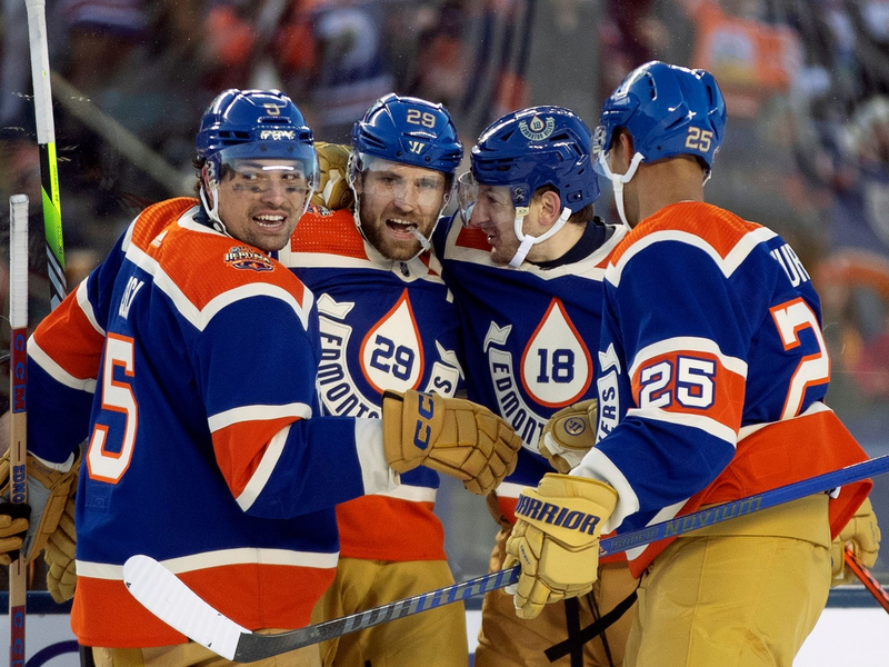 Cody Ceci (5), Leon Draisaitl (29), Zach Hyman (18) und Darnell Nurse (25) von den Edmonton Oilers feiern das Tor von Hyman. - Foto: Jason Franson/The Canadian Press/AP/dpa