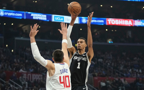 Victor Wembanyama (r) in Aktion. - Foto: Mark J. Terrill/AP